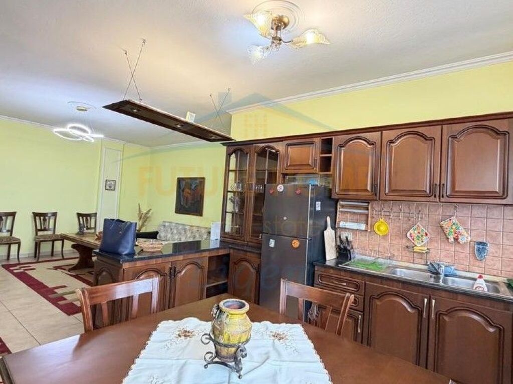 Shitet, Apartament 2+1, Pazari i Ri, Tiranë