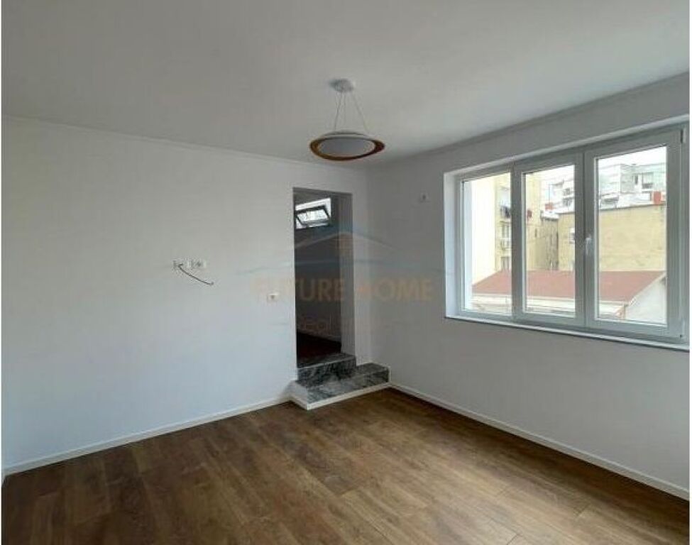 Shitet, Apartament 1+1+Garderobë, Tregu Elektrik , Tiranë.