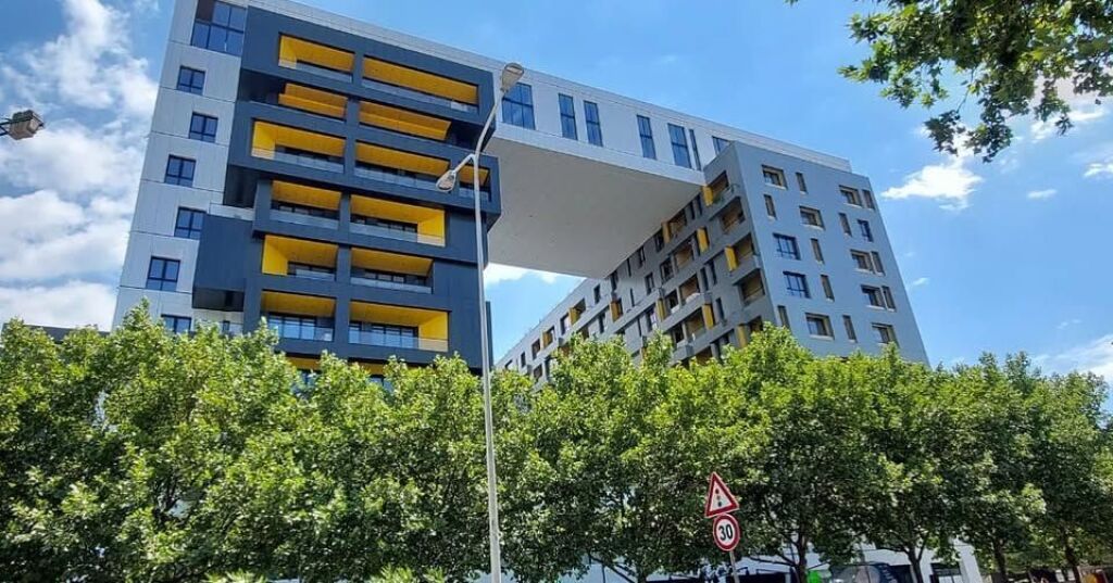 COMMERCIAL SPACE FOR SALE AT SQUARE 21!