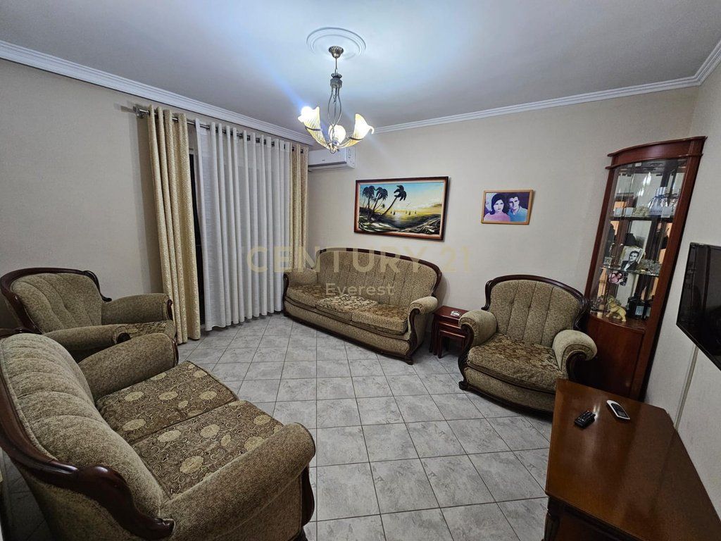 MIHAL GRAMENO, SHESIM APARTAMENT 2+1+2 ME KUZHINE TE VECUAR