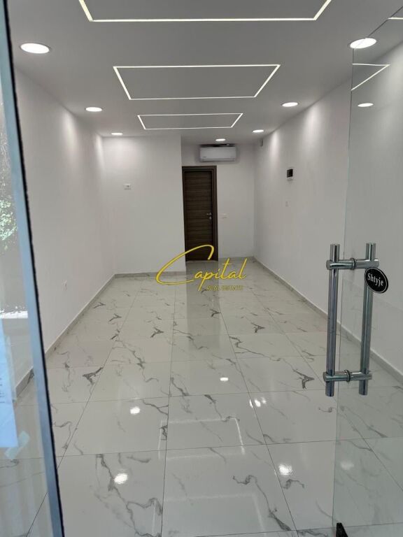 NEGOZIO IN AFFITTO 31 M2 AMBASCIATA AMERICANA 400 EURO