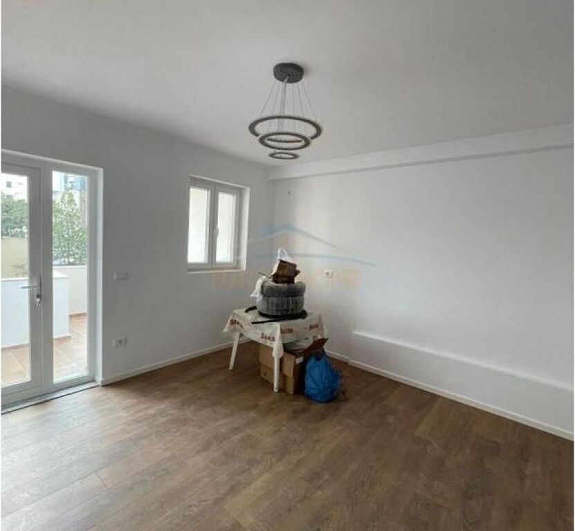 Shitet, Apartament 1+1+Garderobë, Tregu Elektrik , Tiranë.