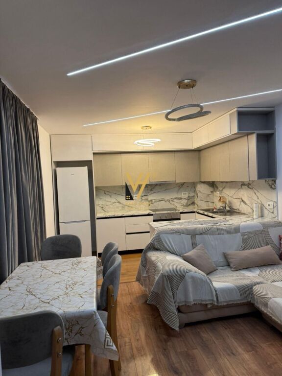 JEPET APARTAMENT 2+1 ME QERA TE 21 DHJETORI 800 EURO