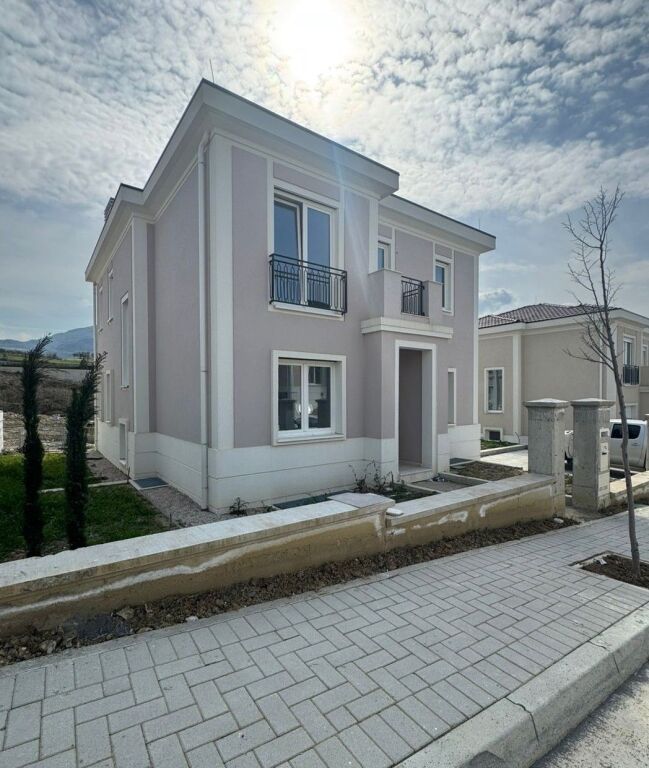 🏡 Villa su 3 Piani in Vendita – Collina Verde, vicino a TEG