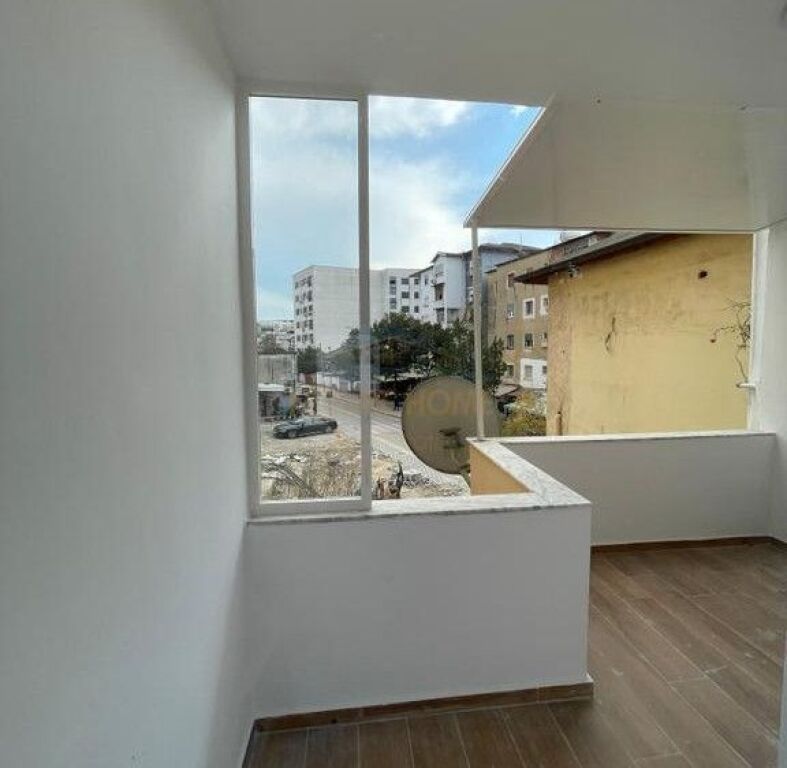 Shitet, Apartament 1+1+Garderobë, Tregu Elektrik , Tiranë.