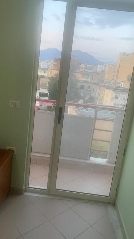 Appartamento 1+1, Balcone, Via Durazzo, a 945 m dal centro.