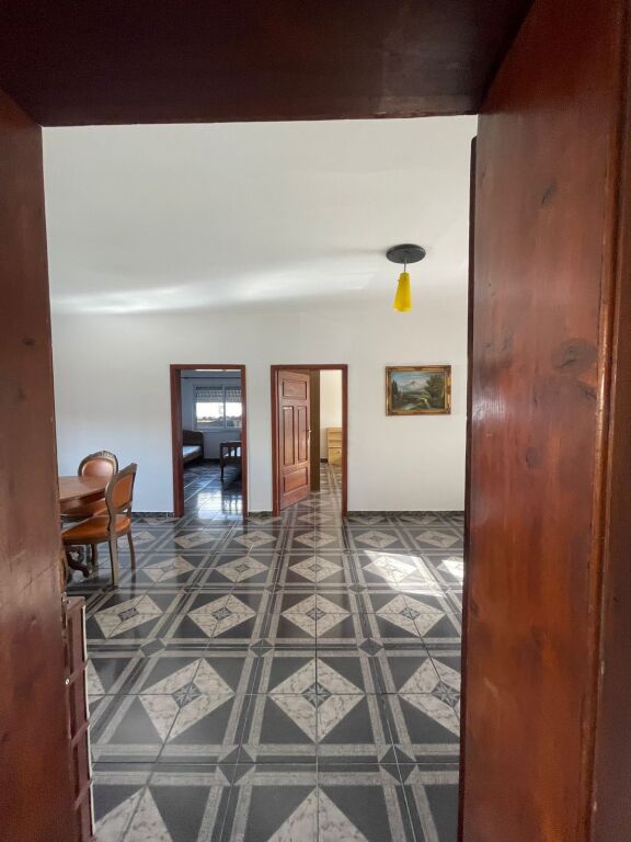Affittasi 2° piano di una villa su 3 piani a Laprakë, su strada principale