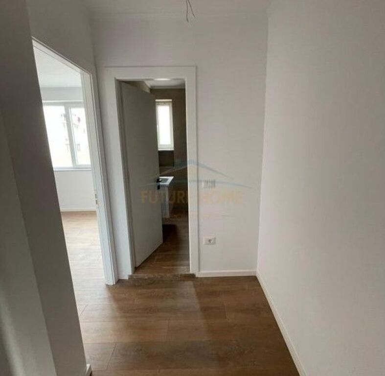 Shitet, Apartament 1+1+Garderobë, Tregu Elektrik , Tiranë.