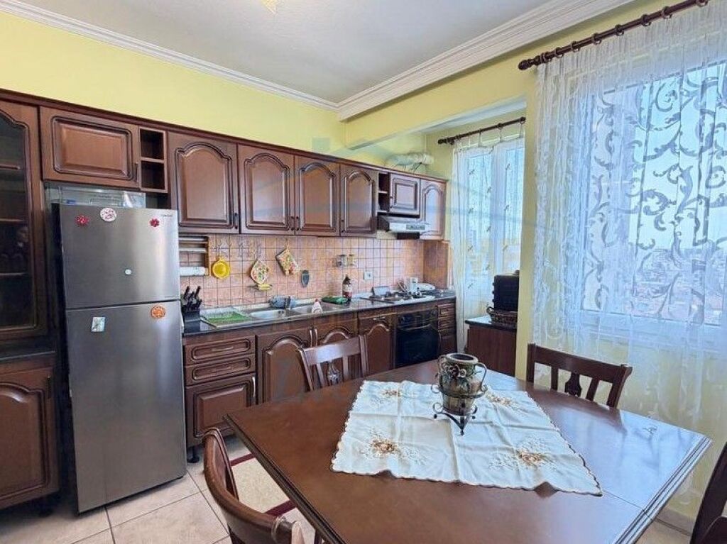 Shitet, Apartament 2+1, Pazari i Ri, Tiranë