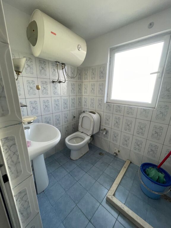 Affittasi 2° piano di una villa su 3 piani a Laprakë, su strada principale
