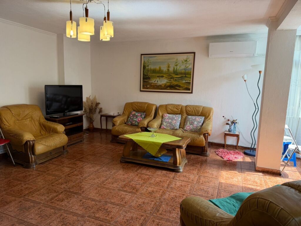 2+1 at Zogu i Zi, possibility to divide into 2 apartments, 215 million lek