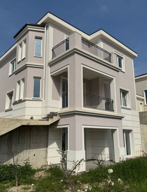 🏡 Villa su 3 Piani in Vendita – Collina Verde, vicino a TEG