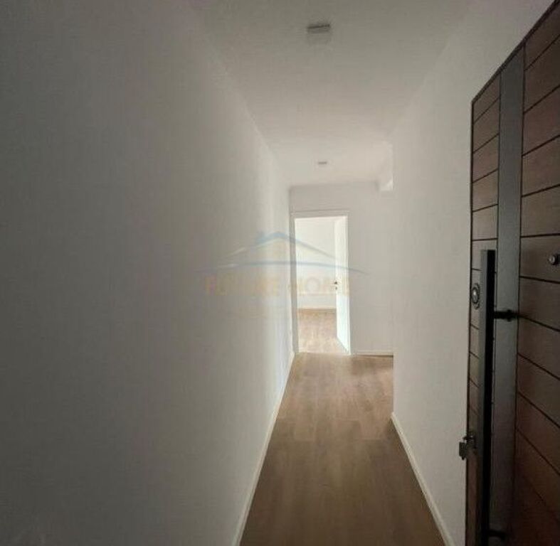 Shitet, Apartament 1+1+Garderobë, Tregu Elektrik , Tiranë.