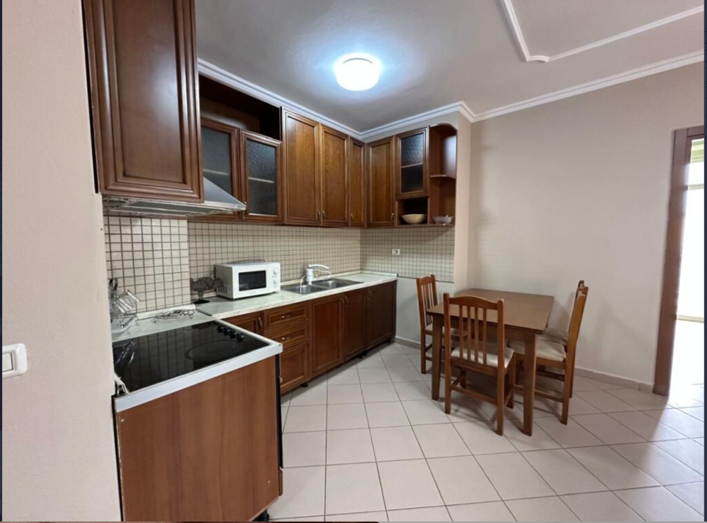 Appartamento 1+1, Balcone, Via Durazzo, a 945 m dal centro.