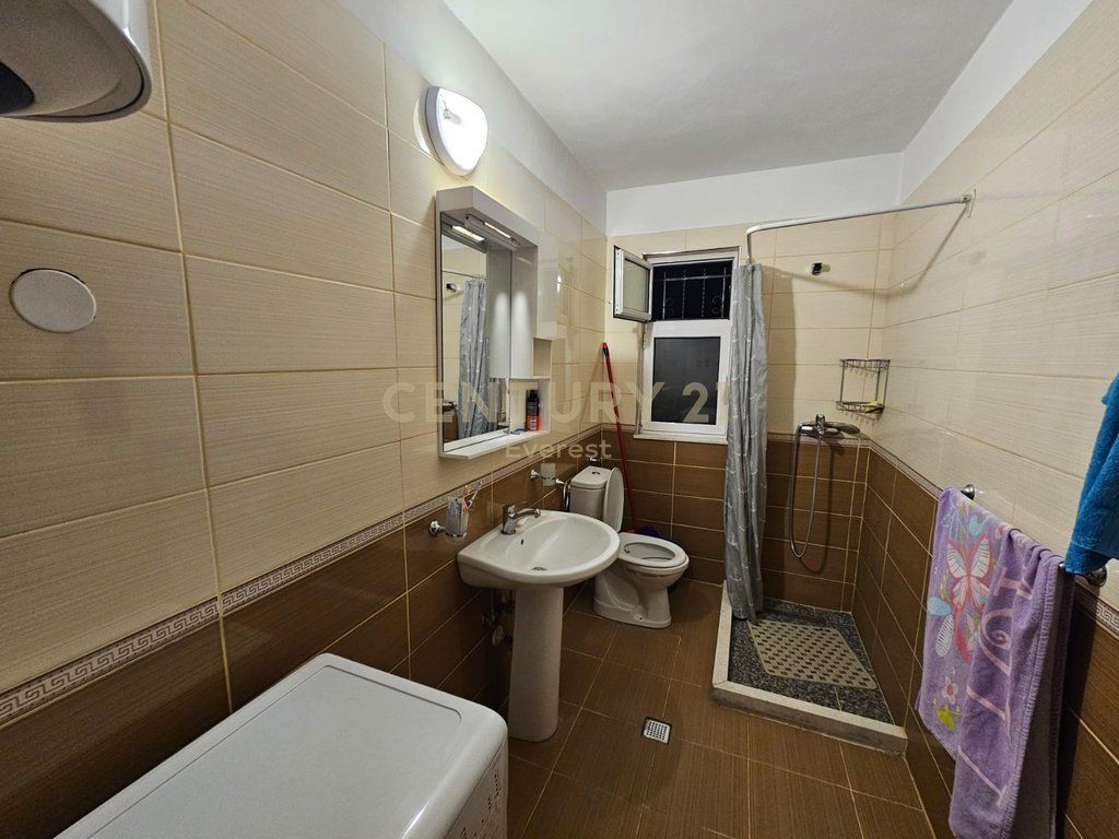 MIHAL GRAMENO, SHESIM APARTAMENT 2+1+2 ME KUZHINE TE VECUAR