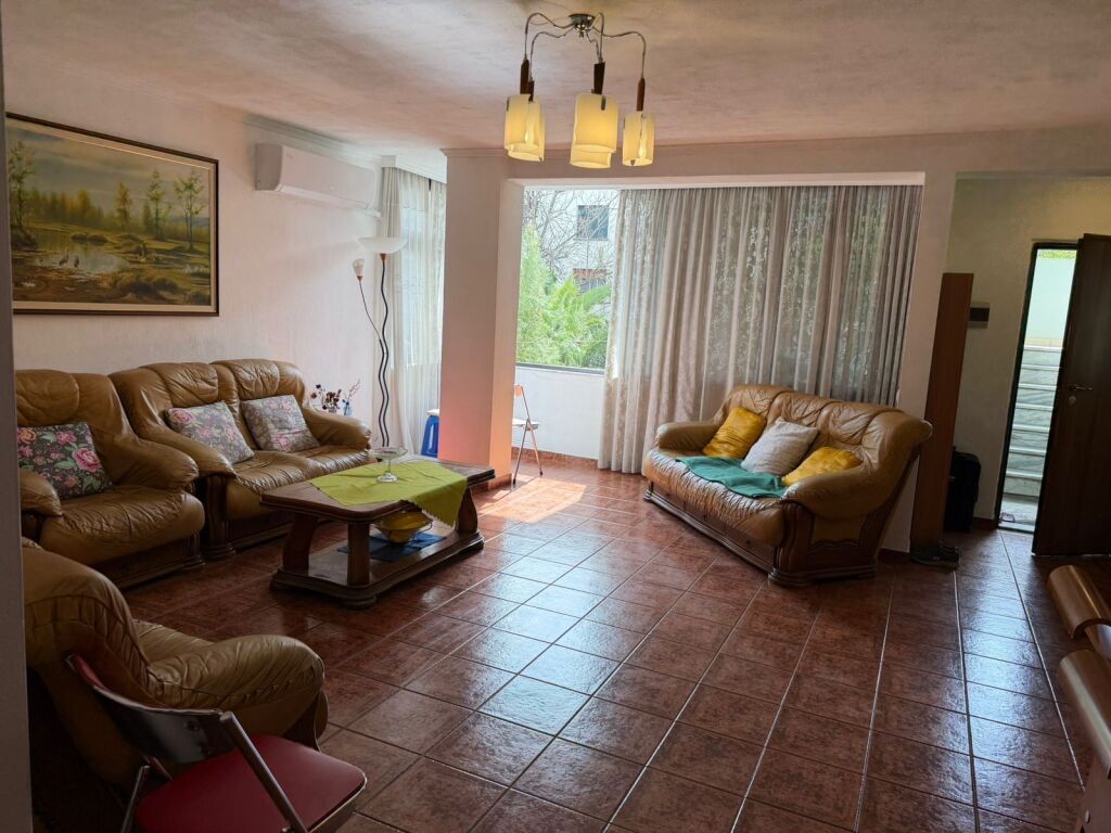 2+1 at Zogu i Zi, possibility to divide into 2 apartments, 215 million lek