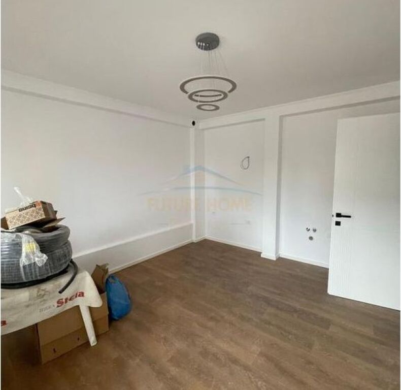Shitet, Apartament 1+1+Garderobë, Tregu Elektrik , Tiranë.