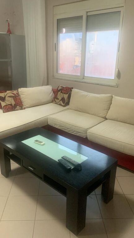 Appartamento 1+1, Balcone, Via Durazzo, a 945 m dal centro.