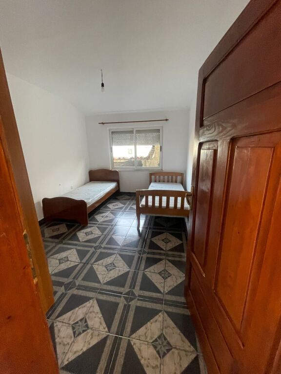 Affittasi 2° piano di una villa su 3 piani a Laprakë, su strada principale