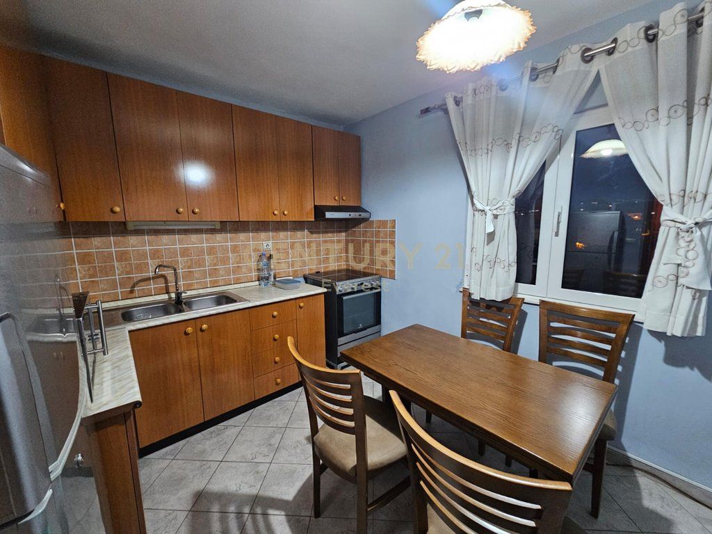 MIHAL GRAMENO, SHESIM APARTAMENT 2+1+2 ME KUZHINE TE VECUAR