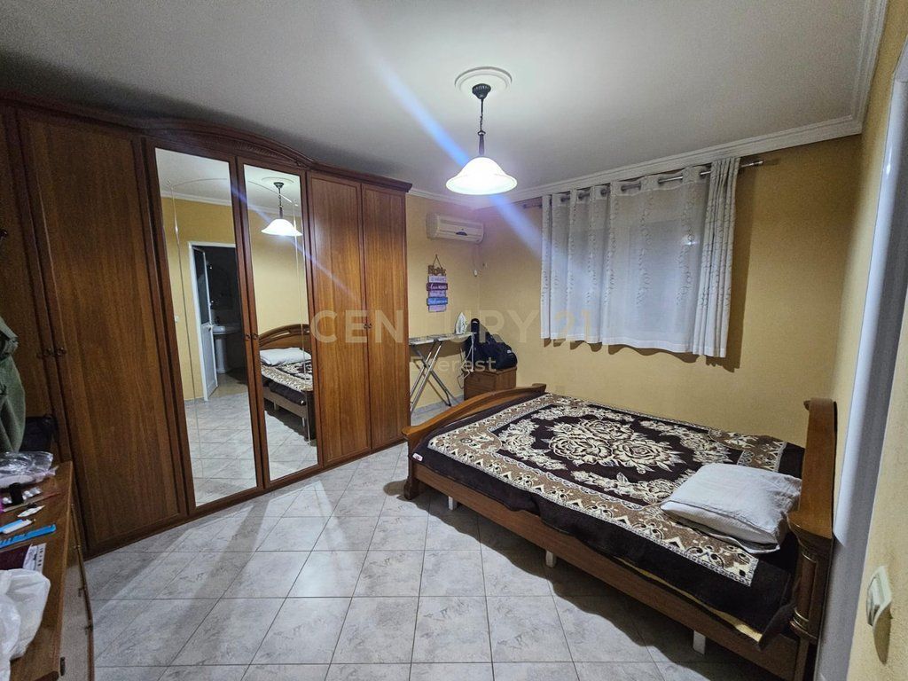 MIHAL GRAMENO, SHESIM APARTAMENT 2+1+2 ME KUZHINE TE VECUAR