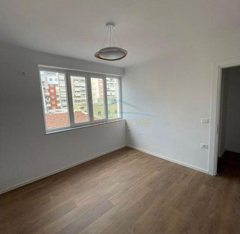 Shitet, Apartament 1+1+Garderobë, Tregu Elektrik , Tiranë.