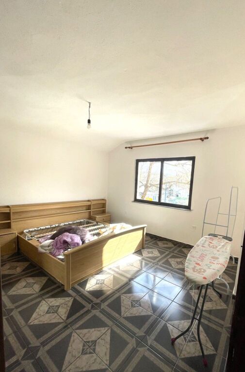 Affittasi 2° piano di una villa su 3 piani a Laprakë, su strada principale