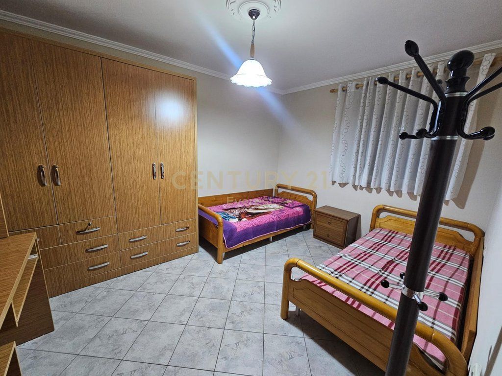 MIHAL GRAMENO, SHESIM APARTAMENT 2+1+2 ME KUZHINE TE VECUAR