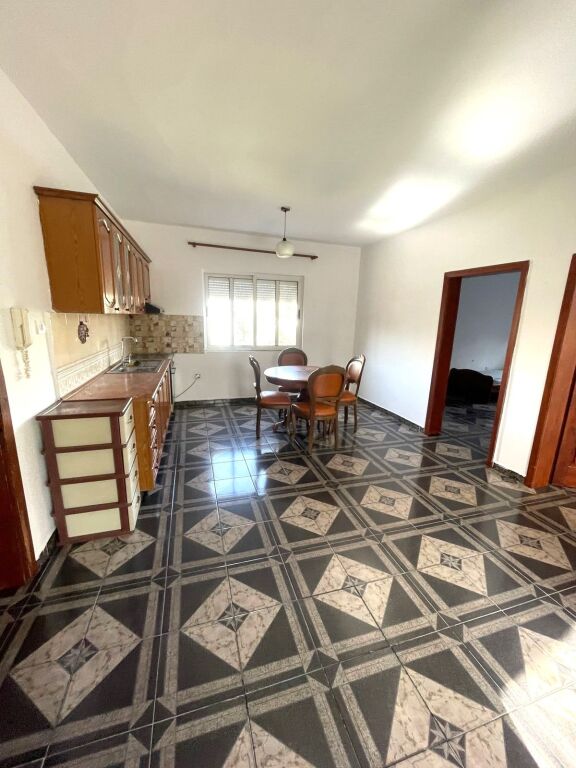 Affittasi 2° piano di una villa su 3 piani a Laprakë, su strada principale