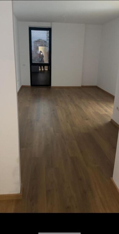 🔑 Jepet me qira ambient 1+1 – Ideal për zyra ose klinikë Te Shkolla e Kuqe