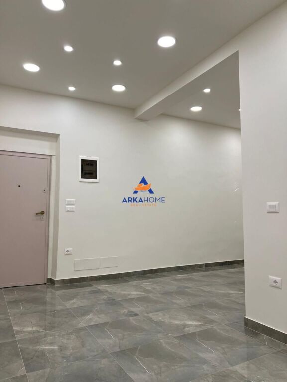 LOCALE COMMERCIALE IN AFFITTO SULLA STRADA "PRESSO LO STADIO DINAMO" 2500 EURO