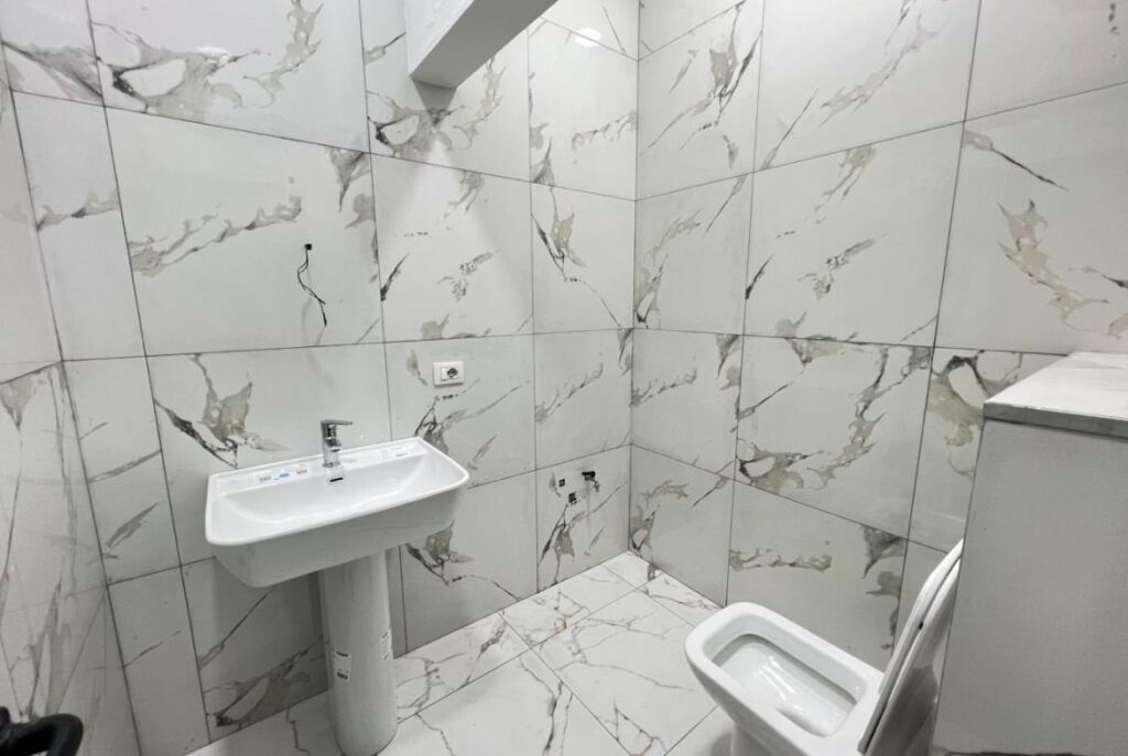 Ne Myslym Shyr Jepet Ambient Me Qira Per Klinike Me Cmim Okazion 9.5 €/m²! 2,000€/muaj QiraSuper Çmim
