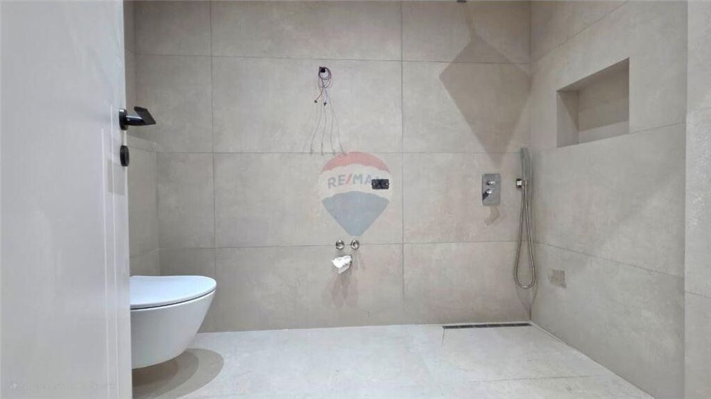 🏡 Penthouse / Papafingo for Sale – Lungomare, Vlorë