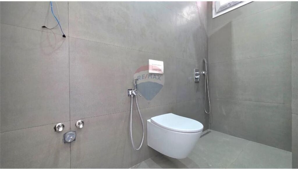 🏡 Penthouse / Papafingo for Sale – Lungomare, Vlorë