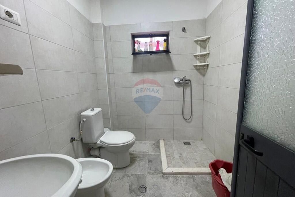 Garsoniere ne shitje, totalisht e mobiluar !