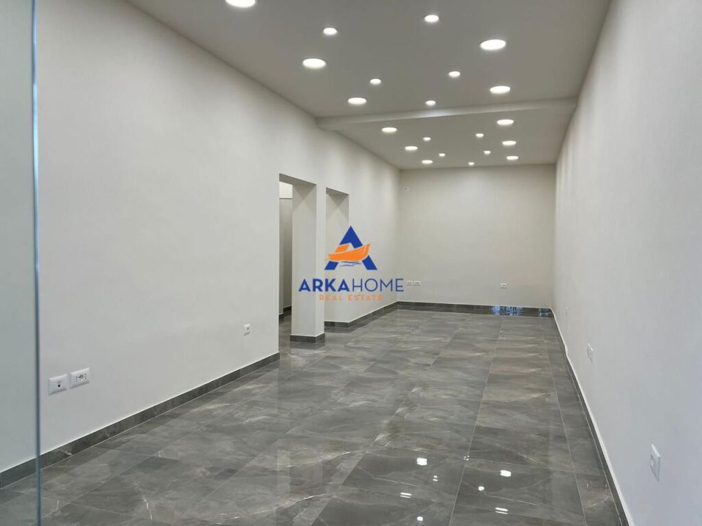 LOCALE COMMERCIALE IN AFFITTO SULLA STRADA "PRESSO LO STADIO DINAMO" 2500 EURO