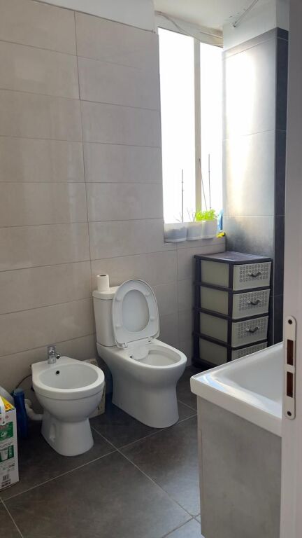 Jepet me qira apartament 1+1 në Astir, pranë Bar Oslo.