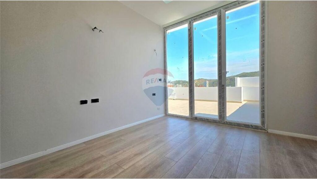 🏡 Penthouse / Papafingo for Sale – Lungomare, Vlorë