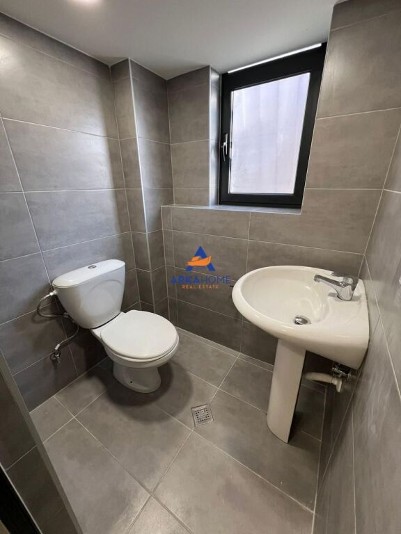 LOCALE COMMERCIALE IN AFFITTO SULLA STRADA "PRESSO LO STADIO DINAMO" 2500 EURO
