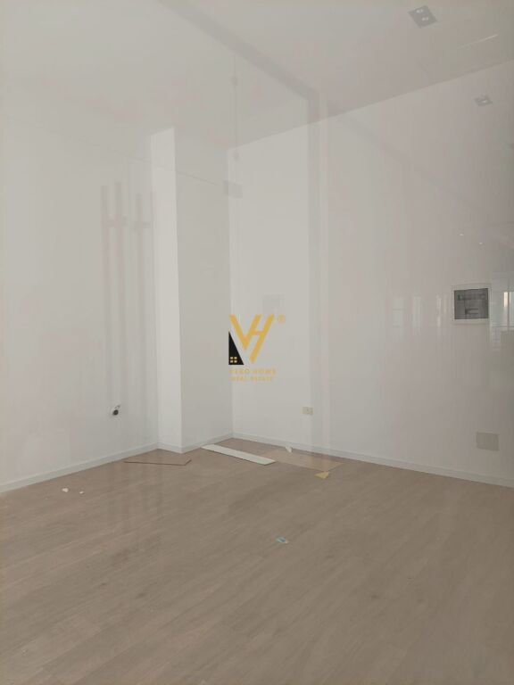 JEPET ZYRE 40 M2 ME QERA TE MINE PEZA 800 EURO