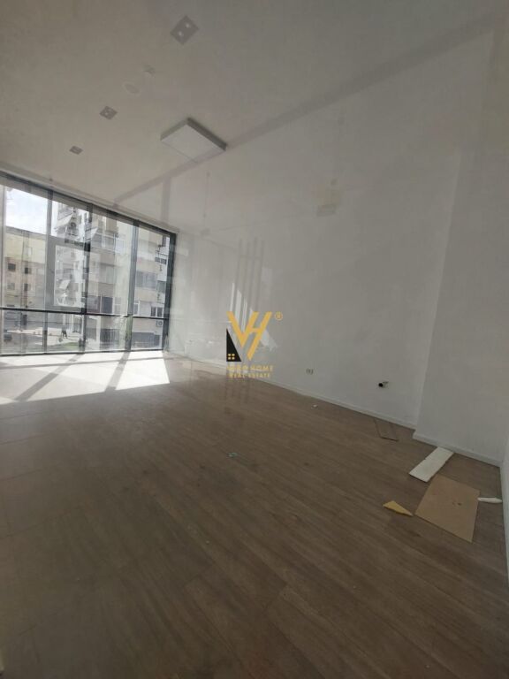 JEPET ZYRE 40 M2 ME QERA TE MINE PEZA 800 EURO