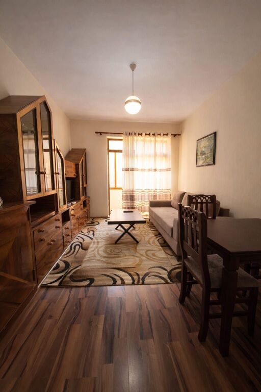 Qira 1+1, Garda, Tiranë