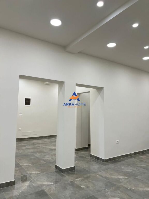 LOCALE COMMERCIALE IN AFFITTO SULLA STRADA "PRESSO LO STADIO DINAMO" 2500 EURO
