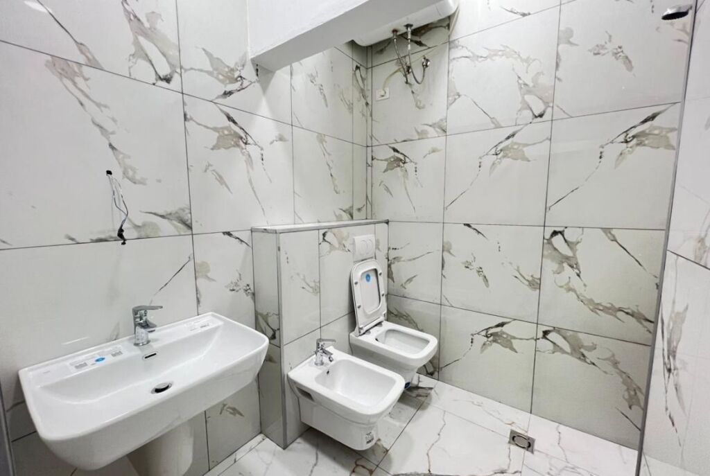 Ne Myslym Shyr Jepet Ambient Me Qira Per Klinike Me Cmim Okazion 9.5 €/m²! 2,000€/muaj QiraSuper Çmim