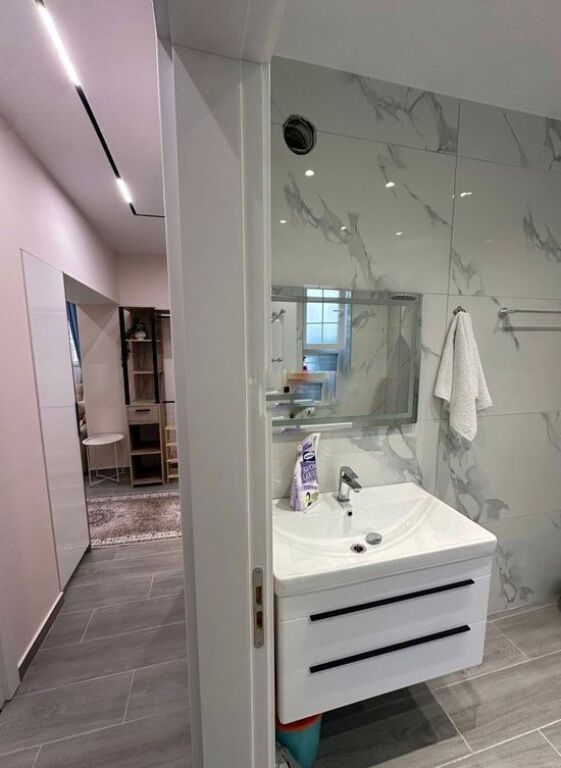 Rruga e Elbasanit - Jepet me qera 1+1 moderne tek Ambasada Amerikane 650 € /Muaj