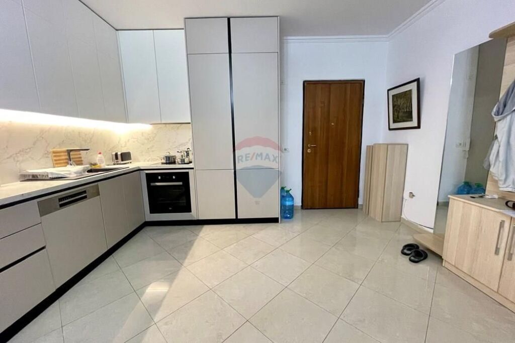 Apartament - Për Qira - Bulevardi Dëshmorët e Kombit, Tiranë