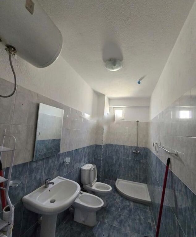Jepet me qera Apartament 2+1 ne Kombinat 450 € /Muaj