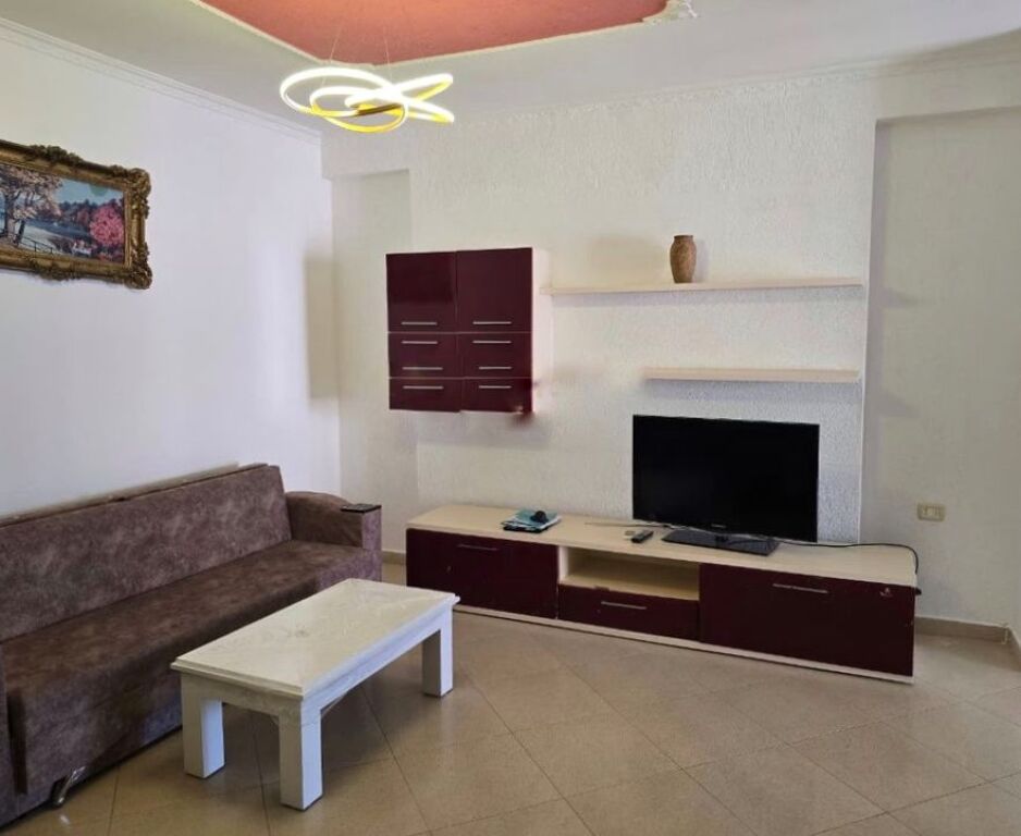 Jepet me qera Apartament 2+1 ne Kombinat 450 € /Muaj