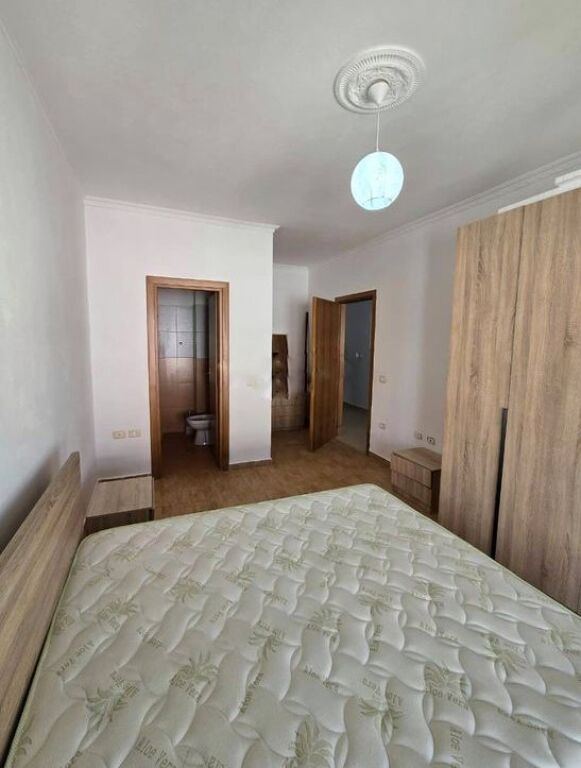 Jepet me qera Apartament 2+1 ne Kombinat 450 € /Muaj