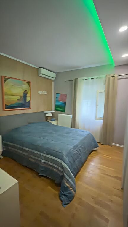 Shitet apartament 3+1 – Komuna e Parisit, Tiranë